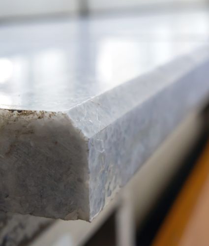 Frammento di davanzale in marmo levigato