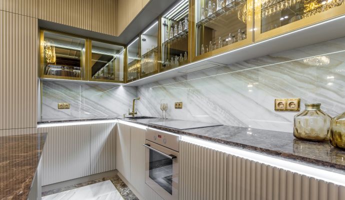 Design di cucine di lusso. Piani di lavoro in marmo e granito italiani.