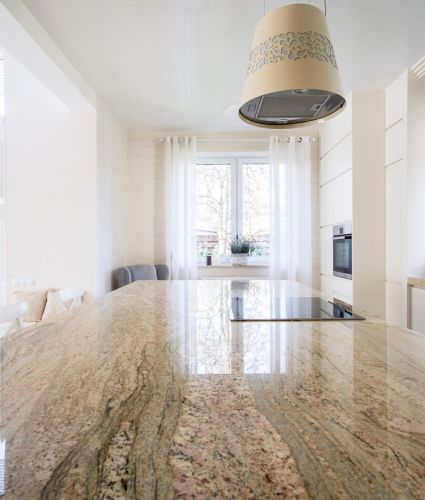 Piano di lavoro in granito all'interno di un appartamento luminoso e bianco